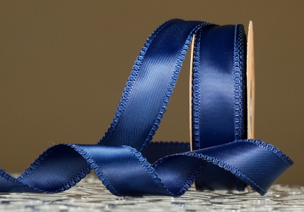 Стрічка двостороння атласна з ажурним кантом (2,5 см *18,5 м), темно-синій (№370) (1рулон)