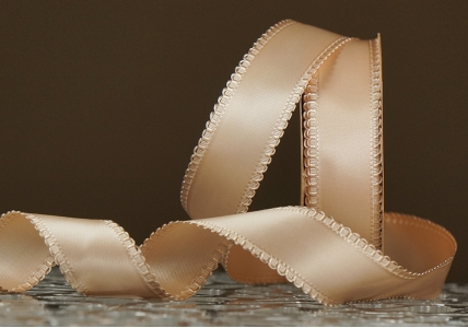 Стрічка двостороння атласна з ажурним кантом (2,5 см *18,5 м), бежевий (№835) (1рулон)