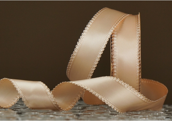 Стрічка двостороння атласна з ажурним кантом (2,5 см *18,5 м), бежевий (№835) (1рулон) Стрічка двостороння атласна з ажурним кантом (2,5 см *18,5 м), бежевий (№835) (1рулон)