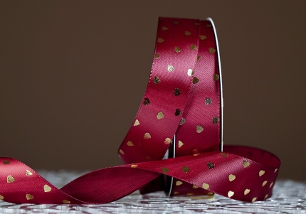 Атласна стрічка з принтом "СЕРЦЕ" (2,5 см *30 м), бордовий (№011)