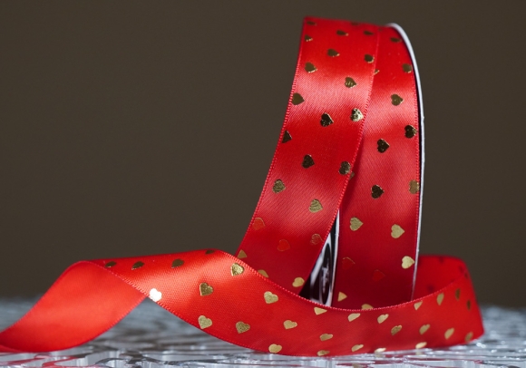 Атласна стрічка з принтом "СЕРЦЕ" (2,5 см *30 м), червоний (№012) Атласна стрічка з принтом "СЕРЦЕ" (2,5 см *30 м), червоний (№012)