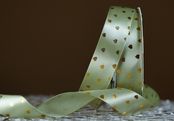 Атласна стрічка з принтом "СЕРЦЕ" (2,5 см *30 м), оливковий (№081) Атласна стрічка з принтом "СЕРЦЕ" (2,5 см *30 м), оливковий (№081)