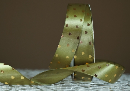 Атласна стрічка з принтом "СЕРЦЕ" (2,5 см *30 м), зелений хакі (№094)