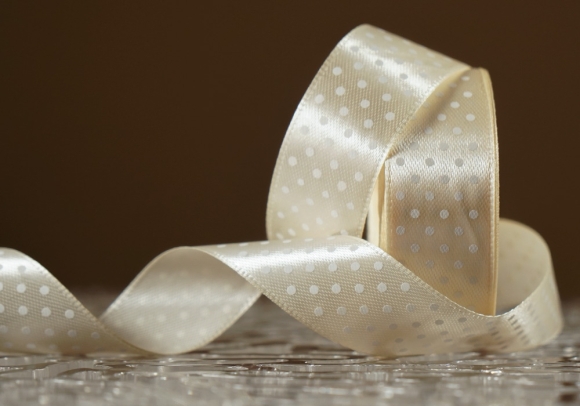 Атласна стрічка з принтом "ГОРОШОК" (2,5 см *45 м), кремовий (№08)