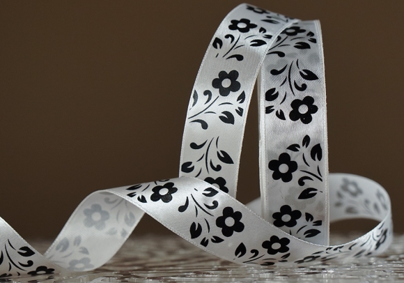 Атласна стрічка з принтом "КВІТИ" (2,5 см *45 м), білий (чорні квіти)(№01m)(1 рулон)