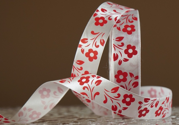 Атласна стрічка з принтом "КВІТИ" (2,5 см *45 м), білий (червоні квіти)(№01-m) (1 рулон)