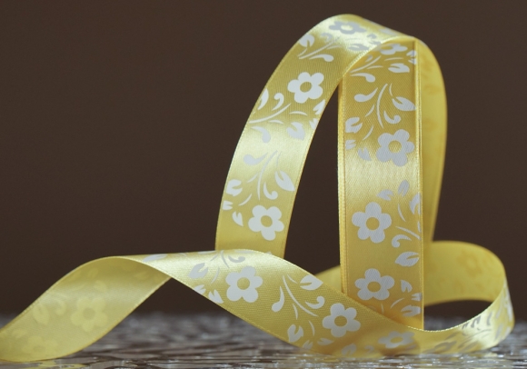 Атласна стрічка з принтом "КВІТИ" (2,5 см *45 м), світло-жовтий (№10m) (1 рулон)