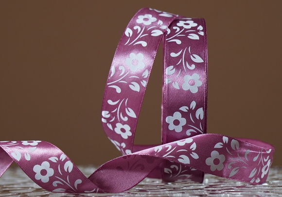 Атласна стрічка з принтом "КВІТИ" (2,5 см *45 м), червоно-бузковий (№107m) (1 рулон)