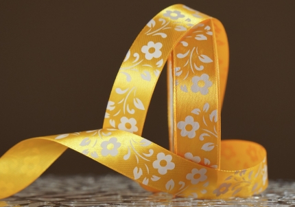 Атласна стрічка з принтом "КВІТИ" (2,5 см *45 м), жовтий (№15m) (1 рулон)