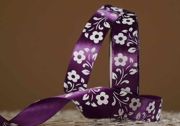 Атласна стрічка з принтом "КВІТИ" (2,5 см *45 м), пурпурно-фіолетовий (№182m) (1 рулон)