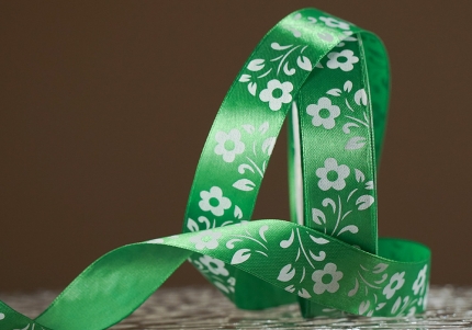 Атласна стрічка з принтом "КВІТИ" (2,5 см *45 м), зелений (№19m) (1 рулон)