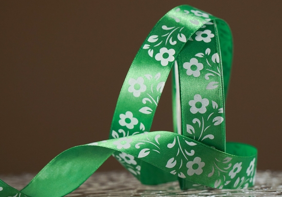 Атласна стрічка з принтом "КВІТИ" (2,5 см *45 м), зелений (№19m) (1 рулон)