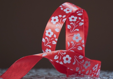 Атласна стрічка з принтом "КВІТИ" (2,5 см *45 м), малиновий (№195m) (1 рулон)