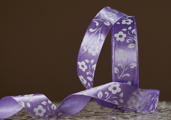 Атласна стрічка з принтом "КВІТИ" (2,5 см *45 м), бузковий  (№21m) (1 рулон)