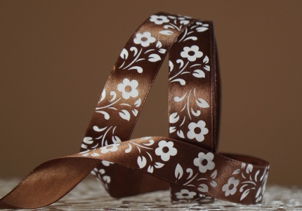 Атласна стрічка з принтом "КВІТИ" (2,5 см *45 м), коричневий (№32m) (1 рулон)