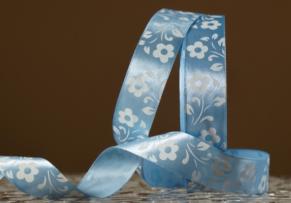 Атласна стрічка з принтом "КВІТИ" (2,5 см *45 м), світло-синій (№36m) (1 рулон)