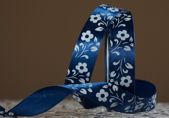 Атласна стрічка з принтом "КВІТИ" (2,5 см *45 м), морський-синій (№38m) (1 рулон)