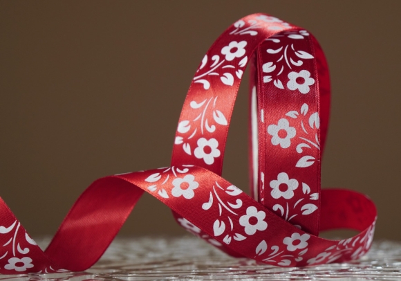 Атласна стрічка з принтом "КВІТИ" (2,5 см *45 м), бордовий (№48m) (1 рулон)