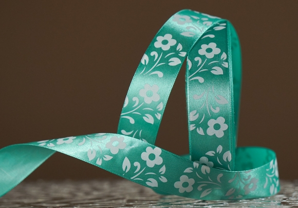 Атласна стрічка з принтом "КВІТИ" (2,5 см *45 м), нефритовий (зелений) (№54m) (1 рулон)