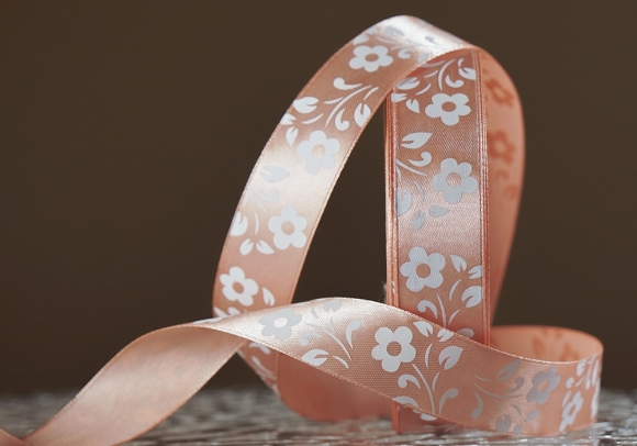 Атласна стрічка з принтом "КВІТИ" (2,5 см *45 м), світло-пудровий (№75m) (1 рулон)