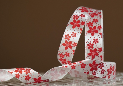 Атласна стрічка з принтом "КВІТИ-2" (2,5 см *45 м), білий (червоні квіти)(№01-m) (1 рулон)