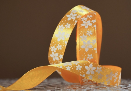 Атласна стрічка з принтом "КВІТИ-2" (2,5 см *45 м), жовтий (№15m)(1 рулон)