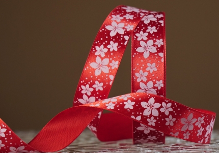 Атласна стрічка з принтом "КВІТИ-2" (2,5 см *45 м), червоний (№26m)(1 рулон)