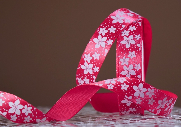 Атласна стрічка з принтом "КВІТИ-2" (2,5 см *45 м), темно-малиновий (№28m)(1 рулон)