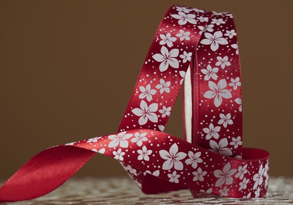 Атласна стрічка з принтом "КВІТИ-2" (2,5 см *45 м), бордовий (№48m)(1 рулон)