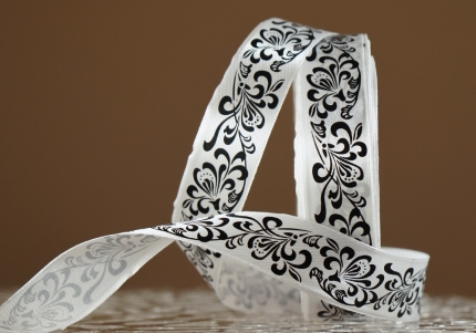 Атласна стрічка з принтом "КВІТИ-3" (2,5 см *45 м), білий (чорні квіти) (№01m)(1 рулон)