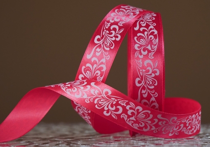 Атласна стрічка з принтом "КВІТИ-3" (2,5 см *45 м), бордовий (№28m)(1 рулон)