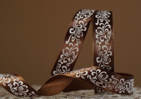 Атласна стрічка з принтом "КВІТИ-3" (2,5 см *45 м), коричневий (№32m)(1 рулон)