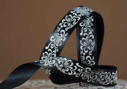 Атласна стрічка з принтом "КВІТИ-3" (2,5 см *45 м), чорна (№39m)(1 рулон)