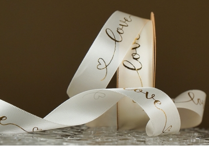 Атласна стрічка з принтом "LOVE" молочний (№18525) (2,5 см *18.5 м) Атласна стрічка з принтом "LOVE" молочний (№18525) (2,5 см *18.5 м)