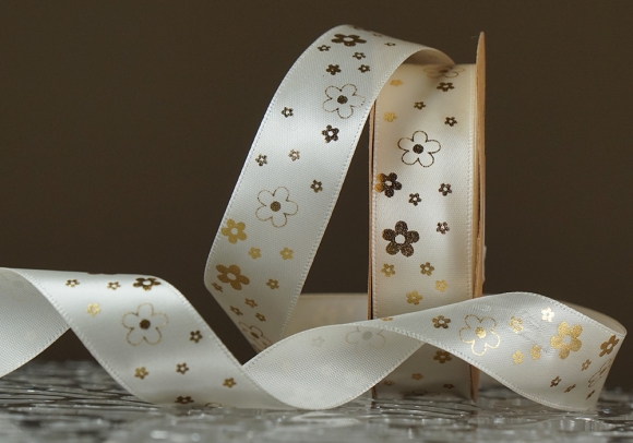 Атласна стрічка з принтом "КВІТИ" молочний (№19025) (2,5 см *18.5 м)