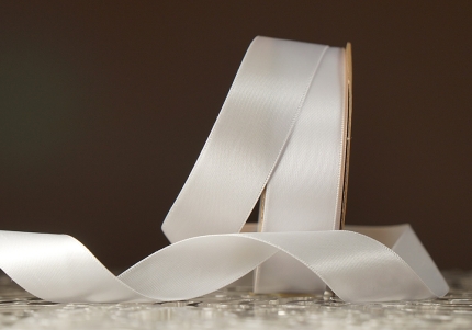 Стрічка двостороння атласна 2,5 см, білий (теплий) (№01)