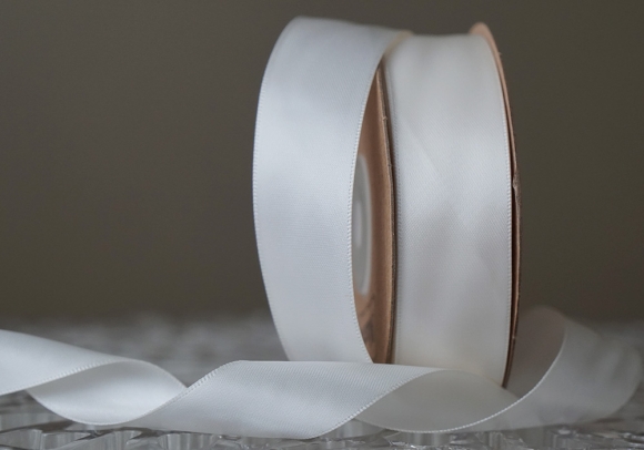 Стрічка двостороння атласна 2,5 см, білий (№001) Стрічка двостороння атласна 2,5 см, білий (№001)