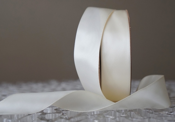 Стрічка двостороння атласна 2,5 см, молочний (Ivory) (№4)