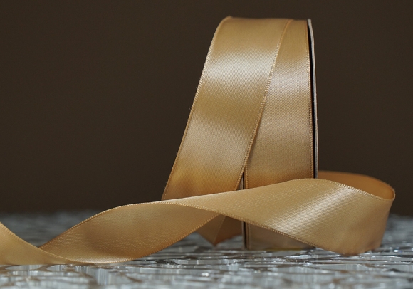 Стрічка двостороння атласна 2,5 см, світло-золотий (№72) Стрічка двостороння атласна 2,5 см, світло-золотий (№72)