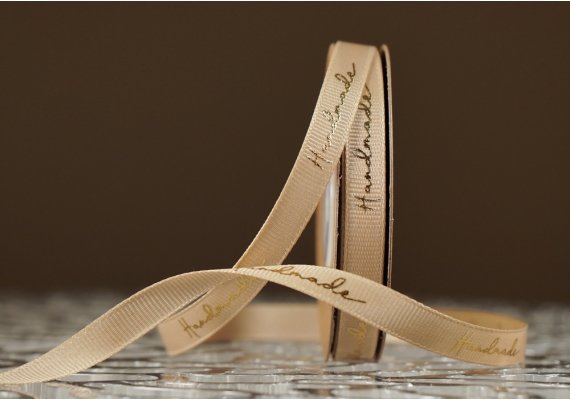 Стрічка репсова з написом "Hand Made" (0,9 см *23 м), кавовий (світло-коричневий) (№67m) (1рулон) Стрічка репсова з написом "Hand Made" (0,9 см *23 м), кавовий (світло-коричневий) (№67m) (1рулон)