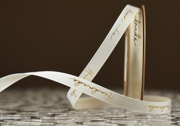 Стрічка репсова з написом "Hand Made" (0,9 см *23 м), молочний (№02m) (1рулон) Стрічка репсова з написом "Hand Made" (0,9 см *23 м), молочний (№02m) (1рулон)