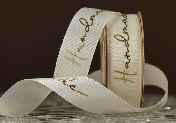 Стрічка репсова з написом "Hand Made" (2,5 см *23 м), молочний (№02m) (1рулон) Стрічка репсова з написом "Hand Made" (2,5 см *23 м), молочний (№02m) (1рулон)