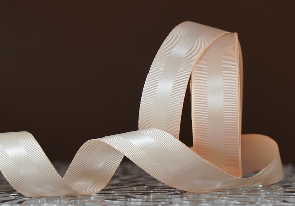Стрічка репсова з атласною смугою (2,5 см *23 м), світло-персиковий (№06) (1 рулон)
