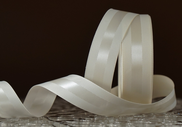 Стрічка репсова з атласною смугою (2,5 см *23 м), кремовий (№08) (1 рулон)