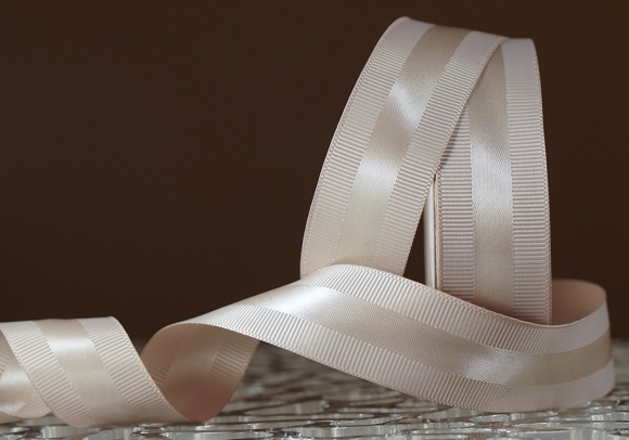 Стрічка репсова з атласною смугою (2,5 см *23 м), пудровий (№116) (1 рулон)