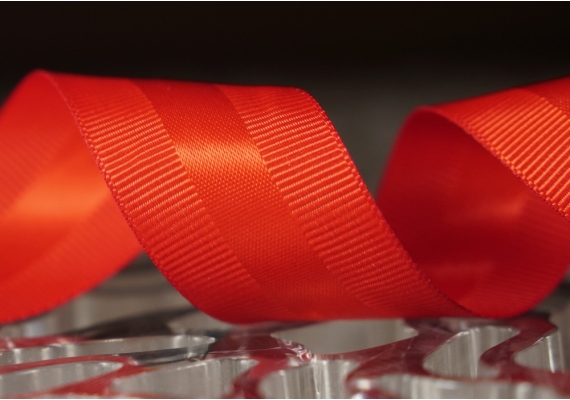 Стрічка репсова з атласною смугою (4 см *23 м), червоний (№26) (1 рулон) Стрічка репсова з атласною смугою (4 см *23 м), червоний (№26) (1 рулон)