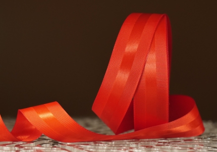 Стрічка репсова з атласною смугою (2,5 см *23 м), червоний (№26) (1 рулон)