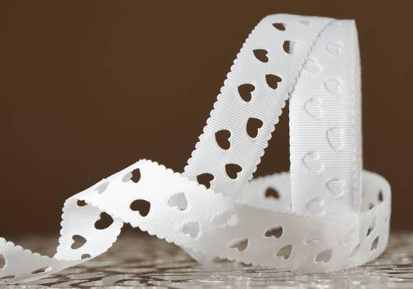 Стрічка репсова з перфорацією "СЕРЦЕ" (2,5 см *20 м), білий (№01m) (1рулон) Стрічка репсова з перфорацією "СЕРЦЕ" (2,5 см *20 м), білий (№01m) (1рулон)