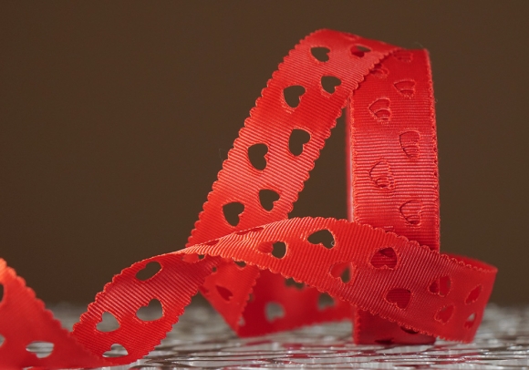 Стрічка репсова з перфорацією "СЕРЦЕ" (2,5 см *20 м), червоний (№26m) (1рулон)