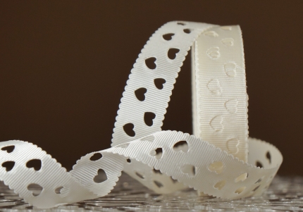 Стрічка репсова з перфорацією "СЕРЦЕ" (2,5 см *20 м), молочний (Ivory) (№01m) (1рулон)